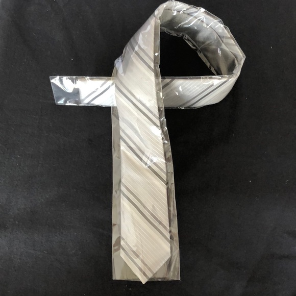 Neiman Marcus Grey Stripe tie NWT 100% Silk - Picture 1 of 5